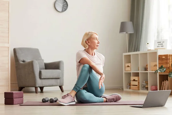 Entrenamiento de mujeres en casa — Foto de Stock