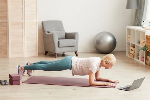 Vrouw aan het trainen op de vloer — Stockfoto