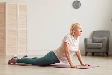 Yerde uzanan kadın.