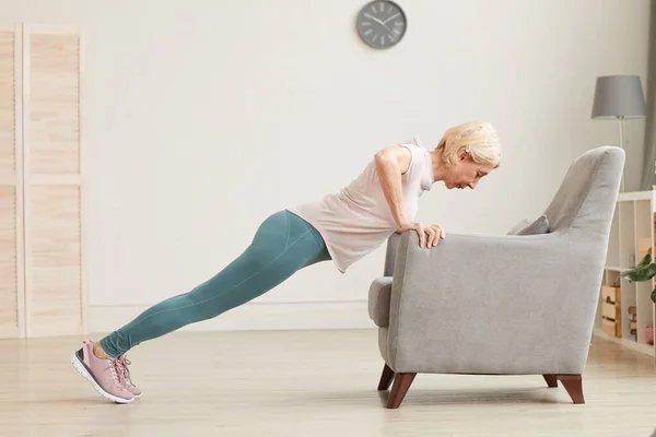 Vrouw doet push-ups thuis — Stockfoto