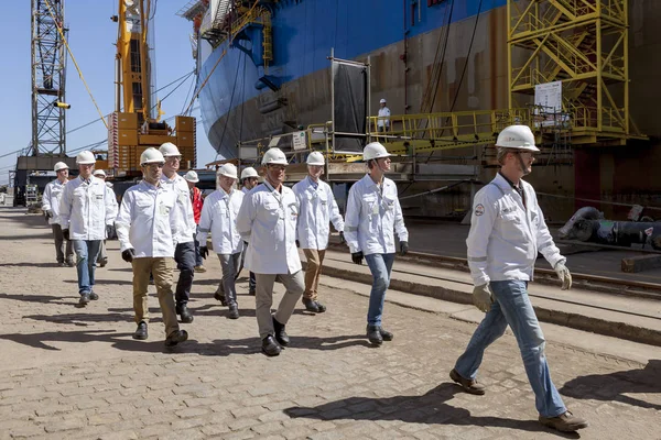 ブラジルのニテロイ 2015年8月14日 ジャネイロ湾の造船所への訪問者は 大規模な石油 ガス海洋浮遊生産貯蔵およびオフロード船の組み立てのために Cidade Marica — ストック写真