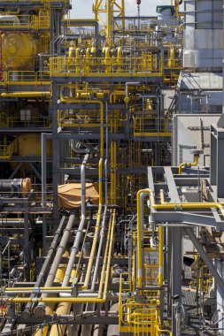 Rio de Janeiro, Brezilya - 14 Ağustos 2015: Rio de Janeiro körfezindeki tersane, bulanık çitlerin ardından görünen açık mavi gökyüzüne karşı sondaj yapan büyük petrol ve gaz okyanus gemilerinin montajı için