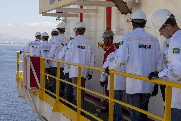ブラジルのニテロイ 2015年8月14日 ジャネイロ湾の造船所への訪問者は 大規模な石油 ガス海洋浮遊生産貯蔵およびオフロード船の組み立てのために Cidade Marica — ストック写真