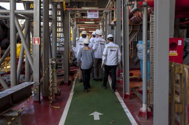 Niteroi, Brezilya - 14 Ağustos 2015: Rio de Janeiro körfezindeki tersaneyi ziyaret edenler, yüzen büyük petrol ve gaz okyanusu üretim deposunun montajı ve Cidade de Marica gemisinin boşaltımı için