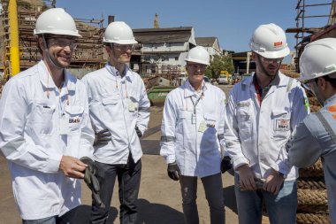 Niteroi, Brezilya - 14 Ağustos 2015: Rio de Janeiro körfezindeki tersaneyi ziyaret edenler, yüzen büyük petrol ve gaz okyanusu üretim deposunun montajı ve Cidade de Marica gemisinin boşaltımı için