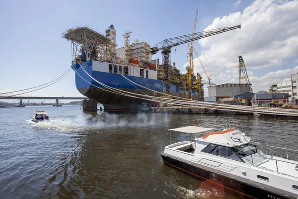 ブラジル ニテロイ 2015年8月14日 リオデジャネイロ湾の造船所に大型石油船が組み立てられ 前方の労働者や観光客を輸送する小型輸送船がある — ストック写真