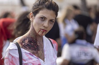 Rio de Janeiro, Brezilya - 2 Kasım 2019: Ölüm Günü 'nde zombilerin Cadılar Bayramı yürüyüşü, Finados Copacabana Bulvarı' nda ürkütücü bir dişi zombi ve arkadaki diğer insanlar