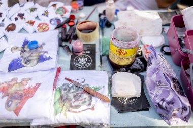 Rio de Janeiro, Brezilya - 2 Kasım 2019: Rio 'daki Copacabana Bulvarı' ndaki Cadılar Bayramı Zombileri Yürüyüşü 'nde makyözlerin ekipmanları ve aletleri