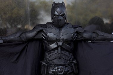 Rio de Janeiro, Brezilya - 2 Kasım 2019: Ölüler Günü 'nde Cadılar Bayramı yürüyüşü, Finados, Copacabana bulvarında Batman zombi kıyafeti giymiş biriyle