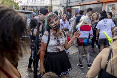 Rio de Janeiro, Brezilya - 2 Kasım 2019: Ölüler Günü 'nde Cadılar Bayramı yürüyüşü, Finados Copacabana bulvarında ürkütücü bir kadın zombi kalabalığın içinde ürkütücü bir şekilde kameraya bakıyordu.