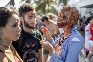Rio de Janeiro, Brezilya - 2 Kasım 2019: Copacabana 'da Ölüm Günü' nde zombi yürüyüşünden önce protez uygulayan bir makyöz yakın plan