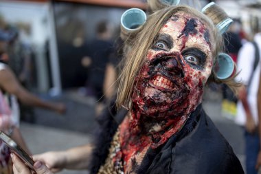 Rio de Janeiro, Brezilya - 2 Kasım 2019: Ölüler Günü 'nde Cadılar Bayramı yürüyüşü, Finados, Copacabana' da kadın bir kuaför zombi saldırganca kameraya bakıyordu.