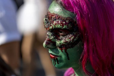 Rio de Janeiro, Brezilya - 2 Kasım 2019: Ölüler Günü 'nde Cadılar Bayramı yürüyüşü, Finados, Copacabana' da sakat yeşil bir dişi zombi ve yüzü morarmış mor bir saçla.