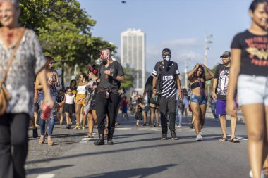 Rio de Janeiro, Brezilya - 2 Kasım 2019: Güneşli bir günde Copacabana Bulvarı 'nda Ölüler Günü' nde ilerleyen zombi kalabalığı