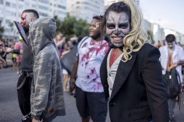 Rio de Janeiro, Brezilya - 2 Kasım 2019: Ölüler Günü 'nde Cadılar Bayramı yürüyüşü, Finados, Copacabana' da ağır yaralı ve deforme olmuş bir şahıs kameraya homurdanıyor.