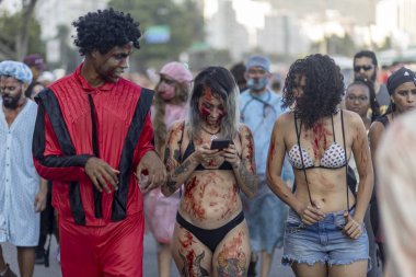 Rio de Janeiro, Brezilya - 2 Kasım 2019: Ölüler Günü 'nde Cadılar Bayramı yürüyüşü Finados, Copacabana' da yaşayan bir Michael Jackson ve bikinili zombi grupları.