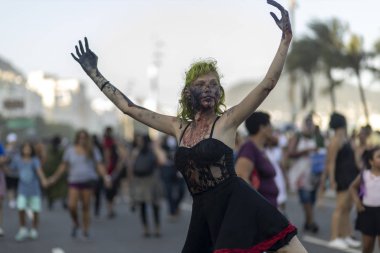 Rio de Janeiro, Brezilya - 2 Kasım 2019: Copacabana 'da Ölüler Günü' nde zombilerin Cadılar Bayramı yürüyüşü.