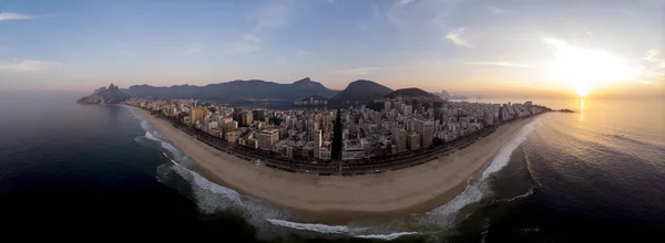 Üres Ipanema Leblon Strand Napkeltekor Ikonikus Rio Janeiro Városkép Háttérben — Stock Fotó