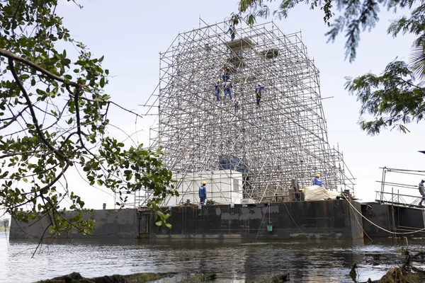 建筑工人们在里约湖畔组装着一棵被点燃的漂浮着的圣诞树 — 图库照片