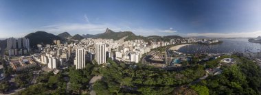 Rio de Janeiro 'nun panoramik manzarası Botafogo ve Guanabara körfezi manzarası ve yeni Yahudi soykırımı müzesinin inşaatı önplanda mavi gökyüzüne karşı gün doğumunda