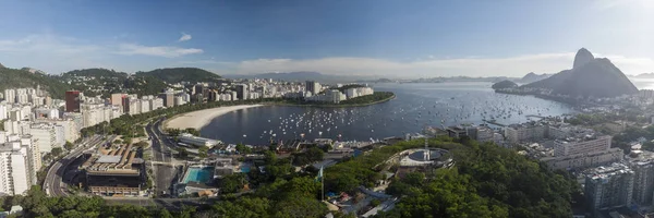 Rio de Janeiro 'nun panoramik manzarası. Guanabara Körfezi' ndeki Botafogo plajı ve Sugarloaf dağı manzarası. Yeni Yahudi Soykırımı Müzesi 'nin inşaat alanı.