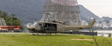 Rio de Janeiro, Brezilya - 28 Kasım 2019: Lagoa gölünde askeri polis helikopteri ve arkasında inşaat halindeki Noel ağacı ve arkasında Corcovado dağı