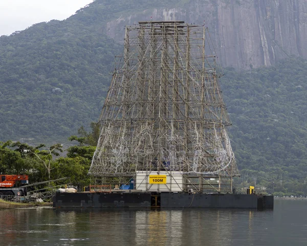 巴西里约热内卢 2019年11月23日 正在城市湖边建造的圣诞树脚手架 背景是科科瓦多山 — 图库照片