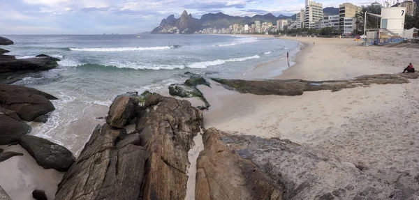 Napkelte Ipanema Tengerparton Rio Janeiro Ban Előtérben Szétszórt Sziklákkal Háttérben — Stock Fotó