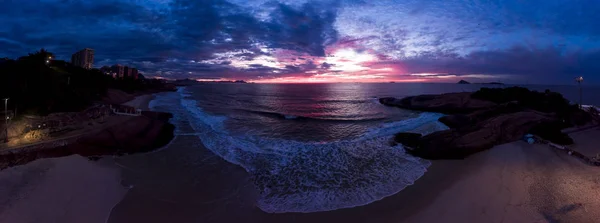 在里约热内卢的Arpoador魔鬼海滩上 巨大扭曲的空中全景 黎明时分 一片五彩斑斓的破晓 浪涌来 图库图片