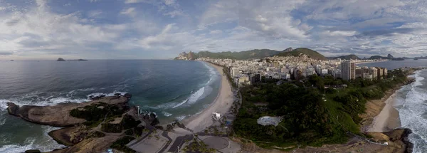 Klippformation Ipanema Kusten Rio Janeiro Lokalt Känd Som Arpoador Harpunerare — Stockfoto