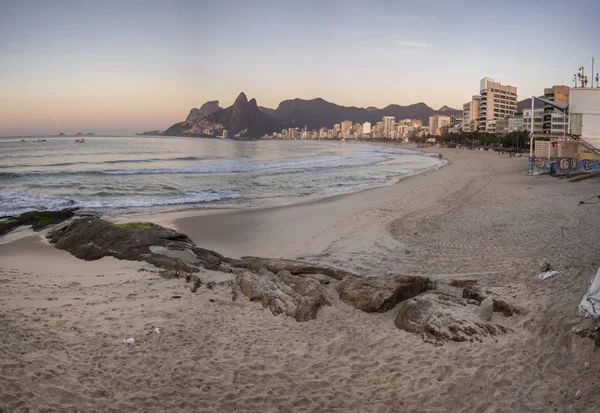 Colorido Amanecer Sobre Playa Ipanema Río Janeiro Con Rocas Esparcidas — Foto de Stock