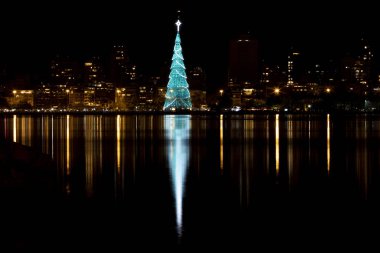 Dünyanın en uzun yüzen Noel ağacı renkli ışık desenleri ile inşa ediliyor. Tasarımları Rio de Janeiro kenti Lagoa gölünü yansıtıyor.