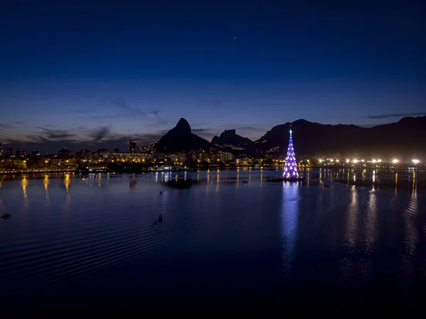 日落时分 里约热内卢城市湖心地区漂浮着的圣诞树的灯火 有紫色的色彩 图库图片