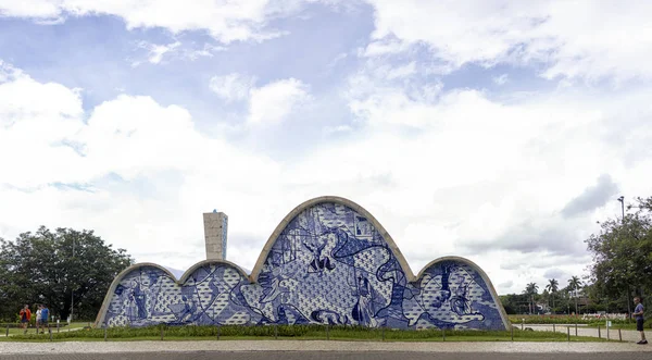 巴西贝洛地平线 Belo Horizonte 2020年1月4日 建筑师奥斯卡 尼迈耶 Oscar Niemeyer 为纪念圣弗朗西科 阿西斯而设计的小礼拜堂和教堂外 免版税图库照片