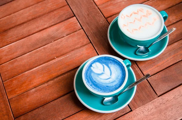 Latte kawy sztuki i Matcha latte tak pyszne na białym tle — Zdjęcie stockowe
