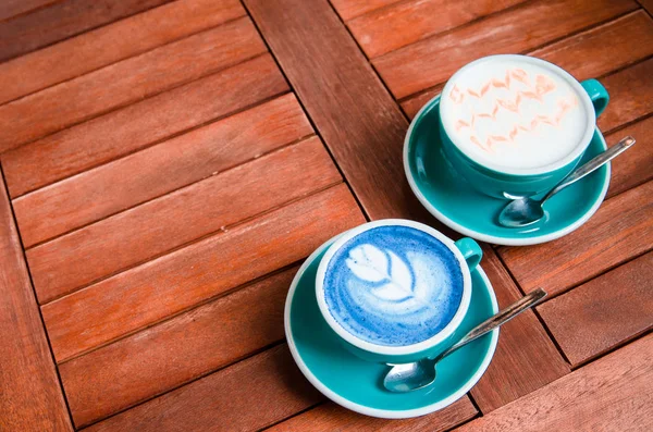 Latte kawy sztuki i Matcha latte tak pyszne na białym tle — Zdjęcie stockowe