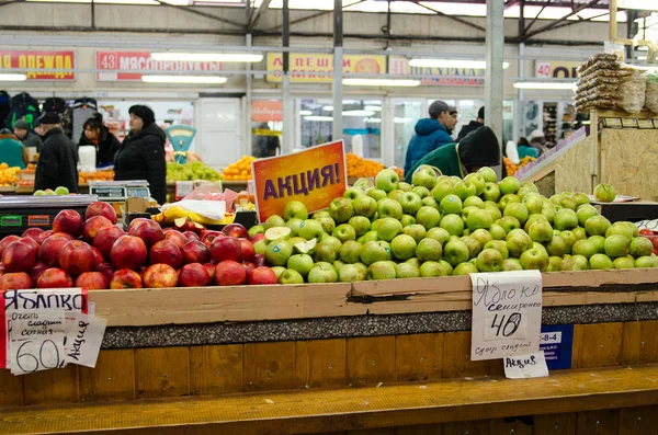 Kaliningrad, Rosja. 11 stycznia 2020. Rynek centralny w Kaliningradzie z dużą ilością warzyw, owoców, słodyczy i różnych tradycyjnych potraw i ogórków — Zdjęcie stockowe