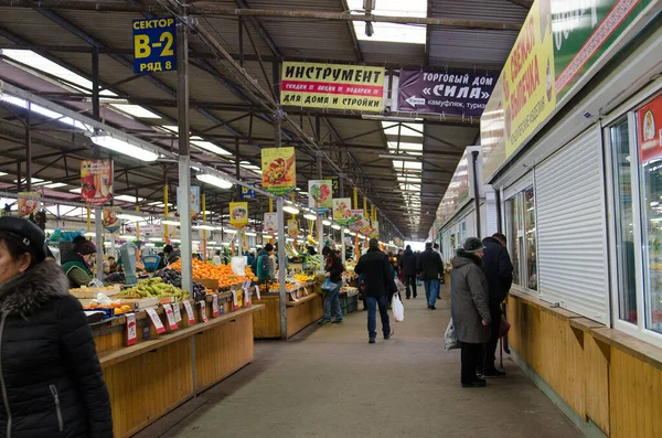 Kaliningrad, Russland. 11. Januar 2020. Zentraler Markt in Kaliningrad mit viel Gemüse, Obst, Süßigkeiten und verschiedenen traditionellen Lebensmitteln und Essiggurken — Stockfoto