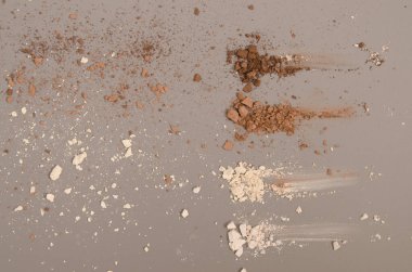 Kahverengi gölgeler paletler, izole edilmiş pastel arka planda makyaj malzemeleri. Güzellik düz duvar kâğıdı deseni