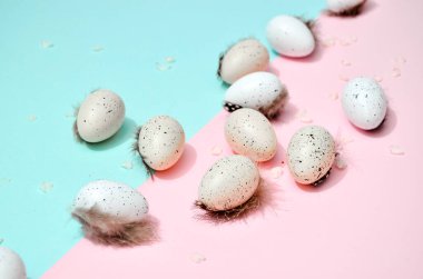 Pembe arka planda lekeleri olan bir sürü renkli paskalya yumurtası. Paskalya kartı için tasarım, metin için boşluk