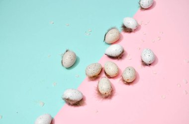 Pembe arka planda lekeleri olan bir sürü renkli paskalya yumurtası. Paskalya kartı için tasarım, metin için boşluk