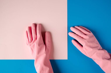 Pembe arka planda pembe temizlik eldivenleri. Bir virüsten koru, metin için boşluk