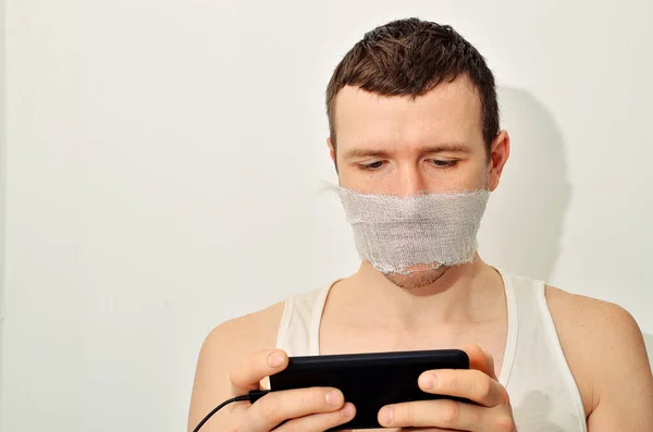 Hombre Con Máscara Protectora Medicamentos Usando Teléfono Inteligente Mesa Casa — Foto de Stock