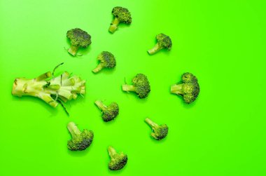 Yeşil arka planda pek çok yeşil brokoli deseni, sağlıklı beslenme konsepti, metin için boşluk