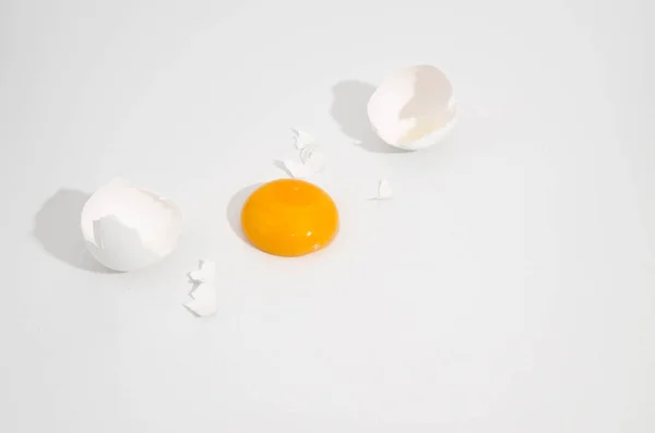 Uovo Bianco Rotto Tuorlo Bianco Sul Tavolo Sfondo Bianco Uovo — Foto Stock