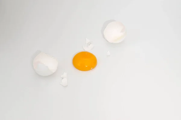 Białe Rozbite Jajko Żółtko Biały Stole Białym Tle Rozbite Jajko — Zdjęcie stockowe