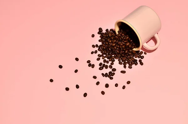 Pembe Arka Planda Kahve Çekirdekleri Olan Pembe Bir Bardak — Stok fotoğraf