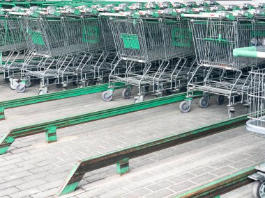 Marketin yakınında alışveriş arabaları. Alışveriş arabaları mağazanın yanında park halinde..
