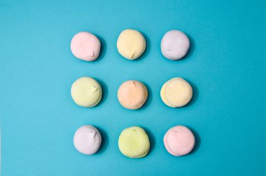 Pastel renkli lokum renginde, modayı takip eden pembe bir arka planda. Minimalizm tarzı.