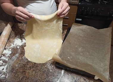 Kadın pastacı, hamuru elinde tutuyor.